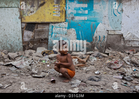 La pauvreté vivant dans Tehkhand Slum, Delhi, Inde. Petit enfant vivant parmi les débris et saletés de la saleté. Banque D'Images