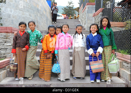 Groupe de jeunes filles en costume national sur le chemin de l'école à Thimphu, Bhoutan Banque D'Images