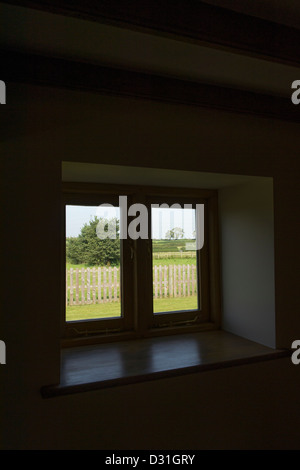 Voir à la recherche à l'intérieur d'une grange transformée dans l'Angleterre rurale. Banque D'Images