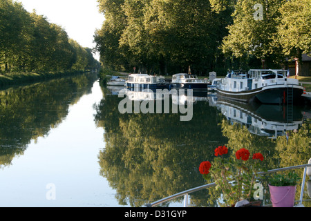 Bateaux amarrés sur le Canal du Midi à Villeton près de Marmande Canal latéral de la garonne Banque D'Images