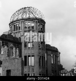 Le dôme de la bombe A à Hiroshima, situé dans la préfecture d'Hiroshima, au Japon, est un site classé au patrimoine mondial de l'UNESCO. C'est une ruine préservée de l'ancien hall de promotion industrielle, qui a été partiellement détruit par le bombardement atomique de 1945. Banque D'Images