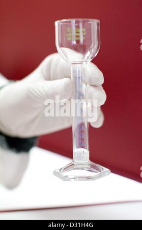 Un médecin-assistant de laboratoire est titulaire d'un échantillon de sperme au Centre de médecine de la reproduction dans la région de Muenster, Allemagne, 06 février 2013. Les enfants par les donneurs de sperme anonymes ont le droit de connaître le nom de leur père biologique. Cela a été décidé dans une décision de la Haute Cour régionale de Hamm le 06 février 2013. Photo : FRISO GENTSCH Banque D'Images