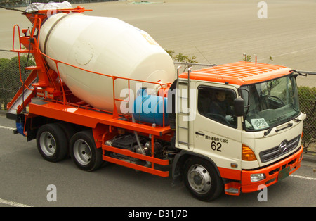 Les camions le malaxeur à béton doit être livré au Japon Banque D'Images