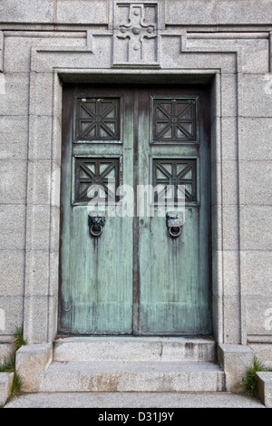 L'entrée d'un mausolée en pierre. Banque D'Images