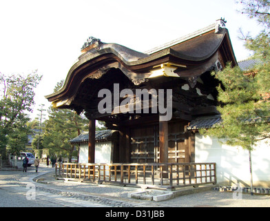 La porte Chokushi-mon à Daitoku-ji, Kyoto, Japon, est une caractéristique architecturale importante du complexe du temple bouddhiste. Il sert d'entrée symbolique au parc du temple, représentant une passerelle vers l'illumination spirituelle. Banque D'Images