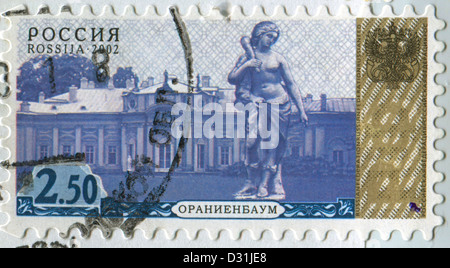 Russie - circa 2002 : timbre imprimé en Russie de l'image montre le palais chinois et Omphale statue à Oranienbaum, Russie, vers 2002. Banque D'Images