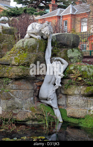 L'une des statues de jardin York House à Twickenham, London, UK. Banque D'Images