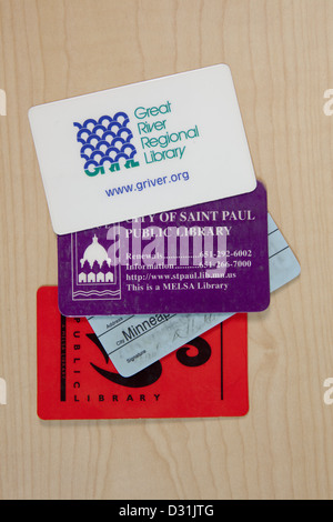 Assortiment de cartes de bibliothèque en plastique Banque D'Images