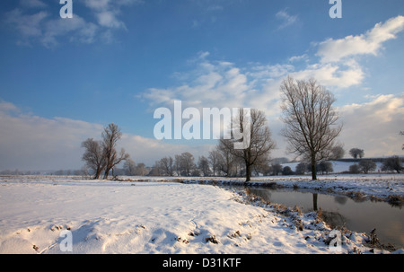 La Waveney valley sur un matin d'hiver enneigé Banque D'Images