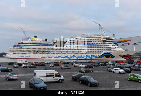 Le navire de croisière 'AIDAstella » se trouve à l'embarcadère de pourvoirie du chantier naval Meyer Werft à Papenburg, Allemagne, 06 février 2013. Le navire devrait être transféré à la mer du Nord à la fin de semaine. Photo : Carmen Jaspersen Banque D'Images