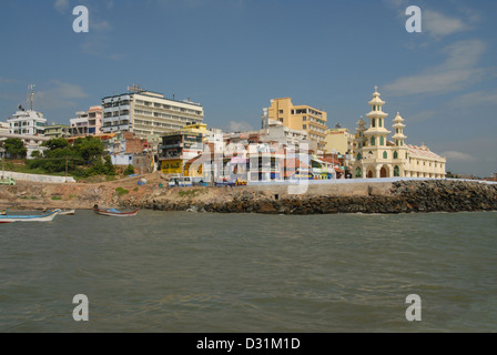 General-View de Vivekananda Memorial Rock Voir les hôtels et Masjid sur la banque de Kanyakumari. Banque D'Images