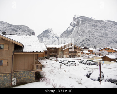 Les chalets de ski alpin avec la neige en hiver ci-dessous Le Criou montagne, vallée du Giffre, Samoëns en Haute-Savoie, Rhône-Alpes, France Banque D'Images