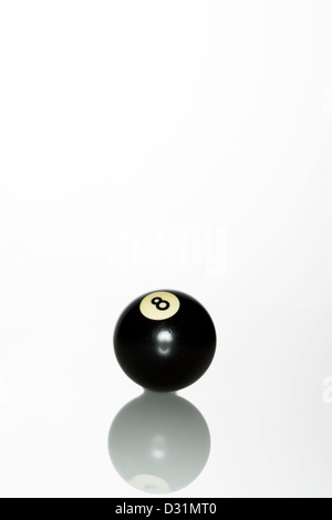 8 Ball Pool, balle, Numéro 8, de snooker et de billard, Boule, Sphère, noir, Nombre, fond blanc, Découper, Macro, Close-up, Isol Banque D'Images