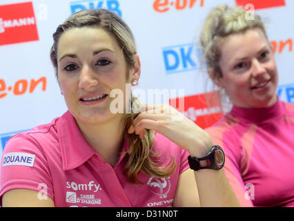 Prix : à Nove Mesto, en République tchèque. 6e février 2013. La biathlète française Marie Laure Brunet (à gauche) et Marie Dorin Habert observés au cours d'une conférence de presse de la représentation française à venir de l'IBU Championnat du monde de Biathlon 2013 gratuit de Nove Mesto, en République tchèque, le 6 février 2013. (CTK Photo/Vondrous Romain/Alamy Live News) Banque D'Images