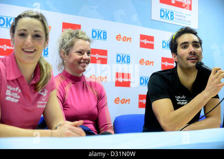 Prix : à Nove Mesto, en République tchèque. 6e février 2013. De gauche à droite : française Marie Laure Brunet, Marie Dorin Habert et Martin Fourcade sont observés au cours d'une conférence de presse de la représentation française à venir de l'IBU Championnat du monde de Biathlon 2013 gratuit de Nove Mesto, en République tchèque, le 6 février 2013. (CTK Photo/Vondrous Romain/Alamy Live News) Banque D'Images