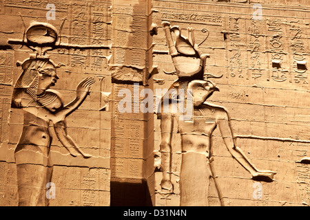 Spectacle son et lumière sur le Temple d'Isis à Philae, Assouan, montrant d'hiéroglyphes et bas-relief d'Isis et Horus Banque D'Images