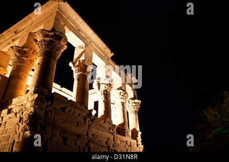 Spectacle son et lumière sur le kiosque de Trajan à Isis Temple de Philae, l'Île Agilika, Aswan, Banque D'Images