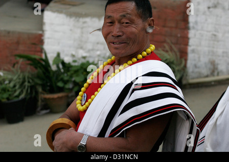 L'homme de tribu Angami Naga habillés en vêtements traditionnels, Kohima, Nagaland, nord-est de l'Inde Banque D'Images