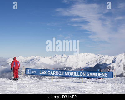 Par skieur signe à Samoëns, Morillon et Les Carroz sur grands cars dans le domaine skiable du Grand Massif dans les Alpes au-dessus de Flaine, France Banque D'Images