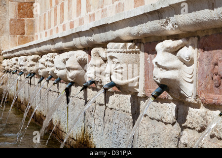 Vue de l'ancienne fontaine de 99 buses à L'Aquila, Italie Banque D'Images