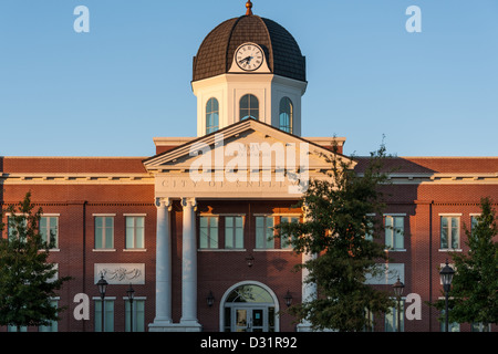 L'hôtel de ville de Snellville, un exemple d'architecture néoclassique d'époque fédéraliste, à Snellville (Metro Atlanta), comté de Gwinnett, Géorgie. (ÉTATS-UNIS) Banque D'Images