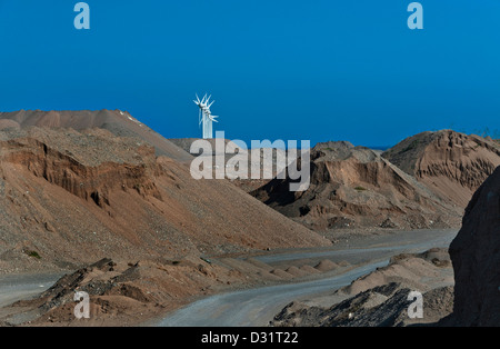 Éoliennes sur le littoral de la Grande Canarie avec de gros gravier industriel travaille en premier plan l'Espagne Banque D'Images