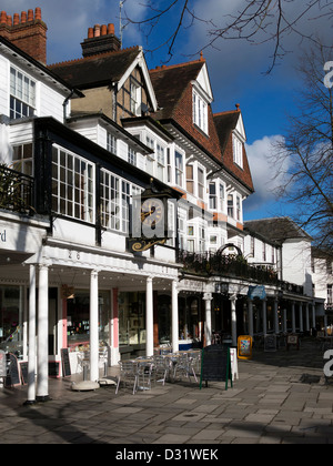 Colonnade de style géorgien, les devantures anciennes Pantiles, Royal Tunbridge Wells, Kent, Angleterre, Royaume-Uni Banque D'Images