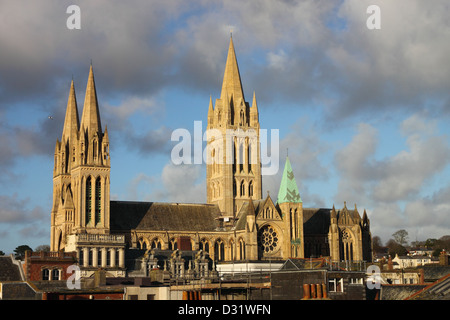 Cathédrale de Truro éclairées par la lumière du soleil du soir. Banque D'Images