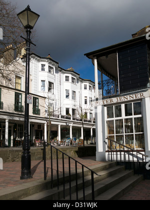 Vieux lampadaire et géorgienne colonnade de old shop fronts, les Pantiles, Royal Tunbridge Wells, Kent, Angleterre, Royaume-Uni Banque D'Images