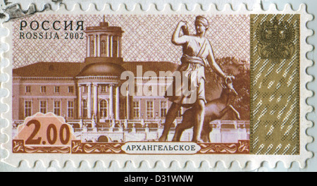 Russie - circa 2002 : timbre imprimé en Russie montre image de l'Arkhangelskoye Palace et le Diana de Versailles statue, vers 2002. Banque D'Images