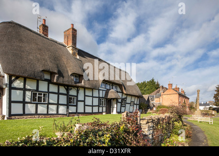 Maison à colombages au toit de chaume, Ashton sous Hill, Worcestershire, Angleterre, RU Banque D'Images