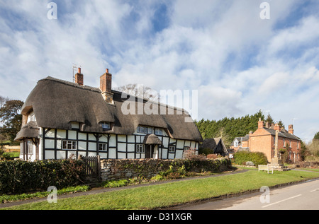 Maison à colombages au toit de chaume, Ashton sous Hill, Worcestershire, Angleterre, RU Banque D'Images