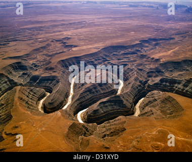 USA, Utah, Goosenecks State Park, vue aérienne de l'Goosenecks méandre de la Rivière San Juan Banque D'Images