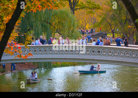 Les visiteurs qui prennent dans les vues de l'avant pont dans Central Park, New York, USA Banque D'Images