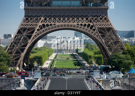 BASE DE TOUR EIFFEL CHAMPS DE MARS PARIS FRANCE Banque D'Images