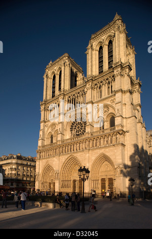 Façade ouest de la cathédrale Notre Dame ILE DE CITER PARIS FRANCE Banque D'Images