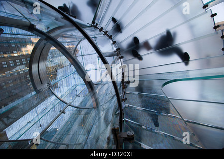 2009 PERSONNES HISTORIQUES MARCHANT SUR ESCALIER EN COLIMAÇON DE VERRE MARCHES APPLE MAGASIN (©BOHLIN CYWINSKI JACKSON 2006) CINQUIÈME AVENUE MANHATTAN NEW YORK CITY ÉTATS-UNIS Banque D'Images