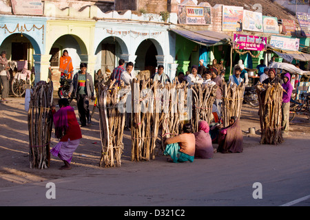 La vente du bois des populations rurales du Madhya Pradesh en Inde Banque D'Images