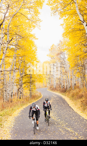 Les cyclistes du Caucase on rural road Banque D'Images