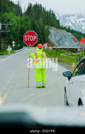 Signalisateur, ou le signaleur, arrête le trafic pour la construction sur la route 1 près de Homer, Kenai Peninsula, Alaska, USA Banque D'Images