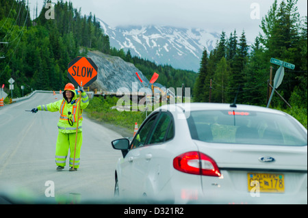 Signalisateur, ou le signaleur, arrête le trafic pour la construction sur la route 1 près de Homer, Kenai Peninsula, Alaska, USA Banque D'Images