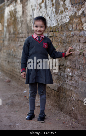 Fille de l'école en uniforme le Madhya Pradesh Inde Banque D'Images