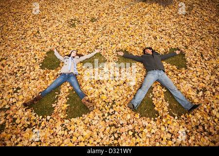 Couple ange dans les feuilles d'automne Banque D'Images