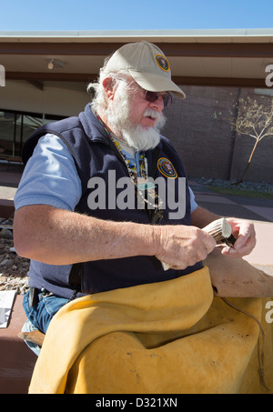 Joseph Moore, un bénévole du Service des parcs nationaux, démontre flintknapping à Death Valley National Park Banque D'Images