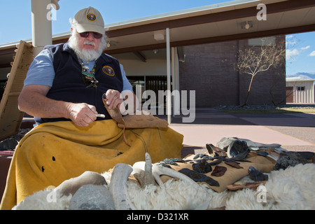 Joseph Moore, un bénévole du Service des parcs nationaux, démontre flintknapping à Death Valley National Park Banque D'Images