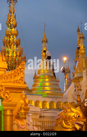 Deux hommes en maintenant l'un des éperons dorés à la pagode Shwedagon, Yangon, Birmanie (Myanmar) Banque D'Images