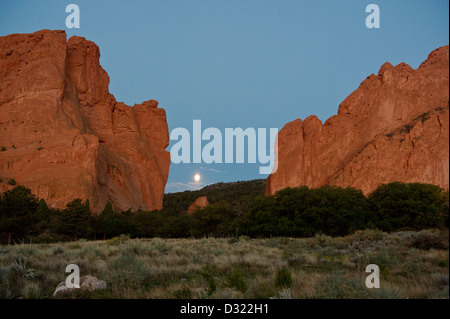 Les falaises rouges rising in rural landscape Banque D'Images