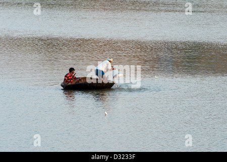 Les hommes indiens d'une pêche sur un coracle Indian Lake. L'Andhra Pradesh, Inde Banque D'Images