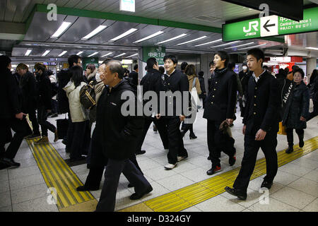 Le 5 février 2013, Tokyo, Japon - Trois grandes stations de Tokyo Shinjuku, Shibuya et Ikebukuro tenir les trois premières positions sur une liste publiée récemment des 51 gares les plus achalandés au monde. Selon un graphique non publiée en japonais news blogs cette semaine, la gare de Shinjuku détient la première position avec environ 1 260 000 000 personnes qui passent par elle en un an, la station Shibuya arrive en deuxième position avec environ 1 090 000 000 et troisième position va à la station Ikebukuro avec 910 000 000 habitants environ, passant à travers les ans. La plupart de la liste est dominée par Japane Banque D'Images