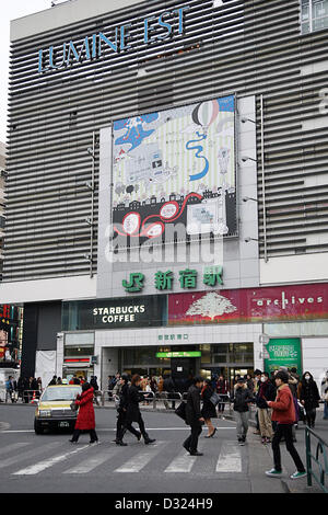 Le 5 février 2013, Tokyo, Japon - Trois grandes stations de Tokyo Shinjuku, Shibuya et Ikebukuro tenir les trois premières positions sur une liste publiée récemment des 51 gares les plus achalandés au monde. Selon un graphique non publiée en japonais news blogs cette semaine, la gare de Shinjuku détient la première position avec environ 1 260 000 000 personnes qui passent par elle en un an, la station Shibuya arrive en deuxième position avec environ 1 090 000 000 et troisième position va à la station Ikebukuro avec 910 000 000 habitants environ, passant à travers les ans. La plupart de la liste est dominée par Japane Banque D'Images